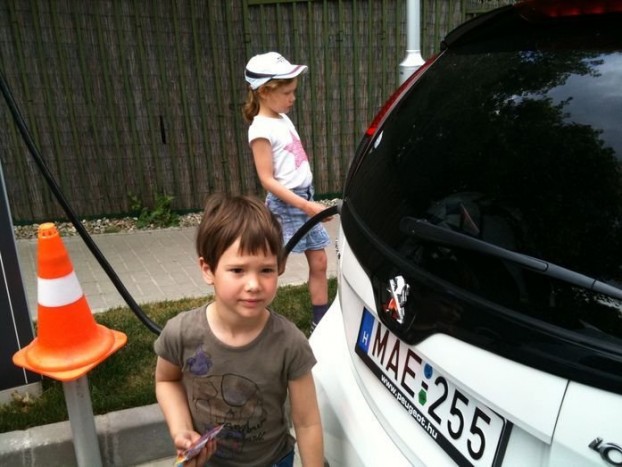 A szerző lányai szokják a jövőt: elektromos családi túra Budapesttől Bécsig és vissza