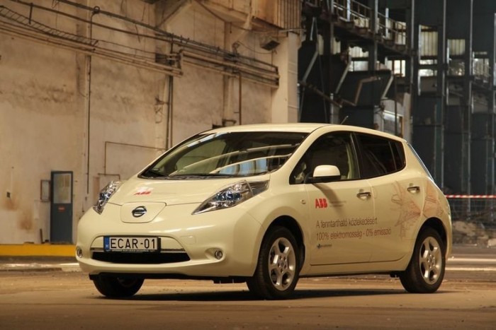 Így suhantunk a jövő felé 2012-ben 3 A Nissan elektromos kompakt autója mindent tud, amit egy benzines, kivéve a motorzajt és a 150-160 km-t meghaladó hatótávot