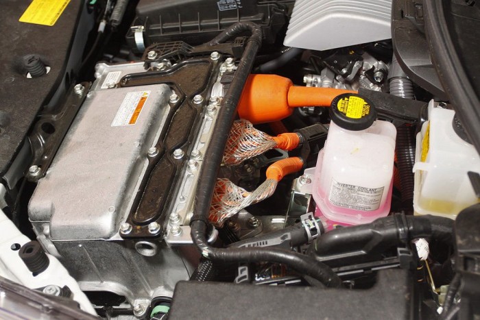 Hét üléssel még jobb a Prius 13 | Vezess A bonyolult rendszer valójában jóval kevesebb mozgó alkatrészt tartalmaz, mint egy hagyományos motor-váltó kombó. Se szíj nincs benne, se kuplung: élettartama, megbízhatósága felülmúlja a sima benzinmotorokét