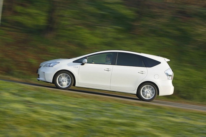 Hét üléssel még jobb a Prius 7 | Vezess Kompakt, arányos, már-már szép autóvá fújták fel a szépnek kevéssé, legfeljebb áramvonalasnak nevezhető sima Piust