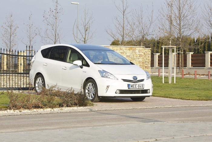 A Prius+ bármilyen porta előtt jól mutat, de magas listaára miatt komoly zöld elkötelezettség kell hozzá Európában, hogy ne dízel kombit vagy egyterűt vegyen helyette az a sokgyerekes család, ahol van 9-11 millió kocsira