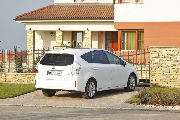 Hét üléssel még jobb a Prius 15 | Vezess Kilencmillió a legolcsóbb, 11,2 a legdrágább változat. Kell a zöld elkötelezettség, hogy ne dízel Versót vegyen helyette az ember, szintén hét üléssel, fullosan 7,8-ért