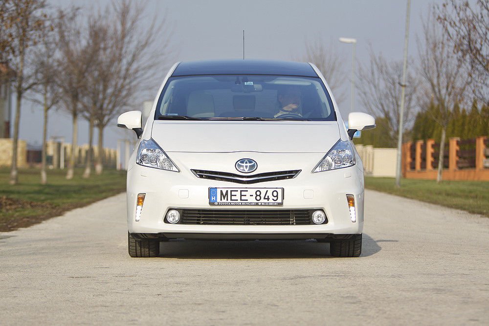 Szemből is megkülönböztethető a sima Priustól. És a többi új Toyotától is: a Prius+ régi dizájn, még nem viseli azt az új márkaarcot, amit a Yaris, Auris, RAV-4