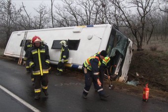 Felborult egy busz Székesfehérvárnál