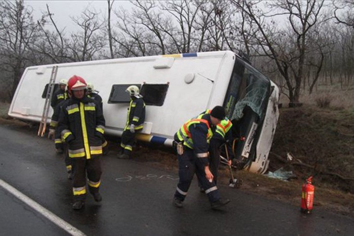 Felborult egy busz Székesfehérvárnál