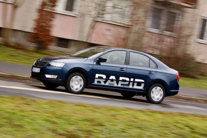 A futómű kissé pattogós, a sportosabb vezetőknek kedvez, nem a családosoknak 