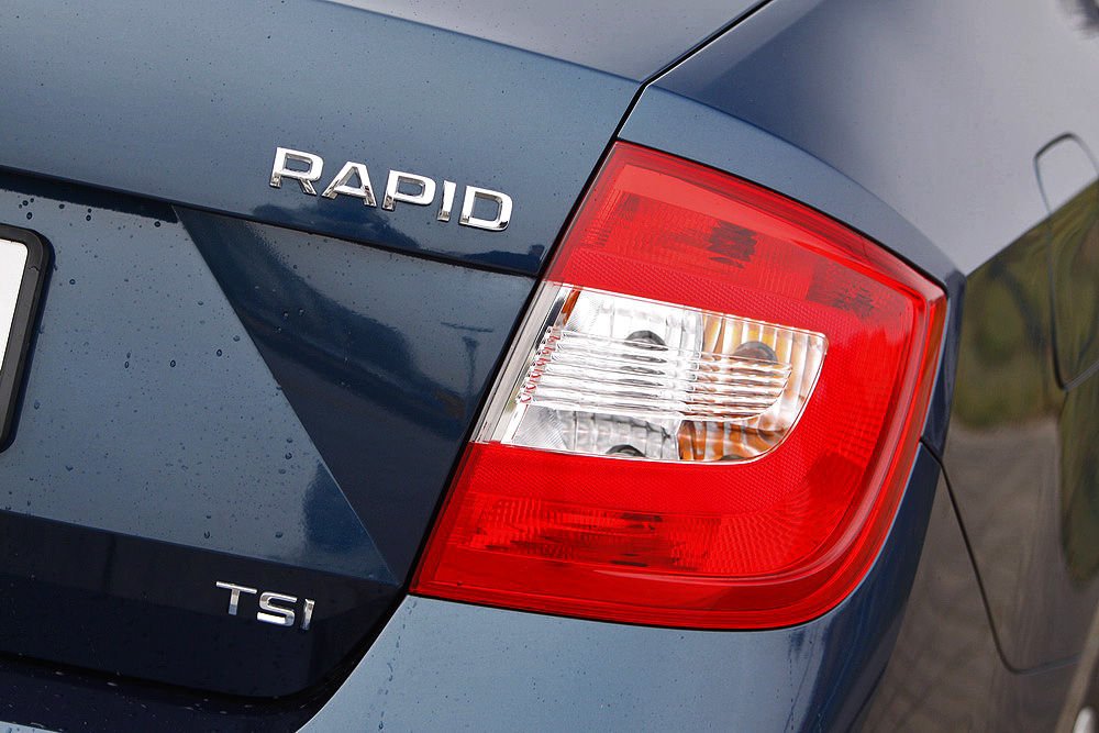 Rapid néven fut Indiában is egy Škoda szedán. Ott a Fabia orrát kapcsolták a VW Polo szedán karosszériájához