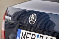 A Rapidon látható először az új fekete hátterű Škoda jelvény