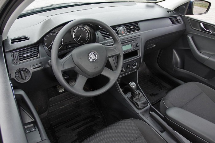 Még így, tiszta feketén is vonzó a Rapid utastere, de tapintásra lehangoló