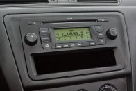 Alapfelszereltség a CD-s rádió négy hangszóróval, utóbbiak mind az első ajtóban vannak