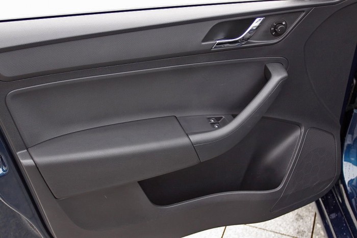 A spórolás egyik jele, hogy nincs automata funkció az elektromos ablakoknál. Az ajtók borítása nagyrészt kemény, a könyöklőnél puhább