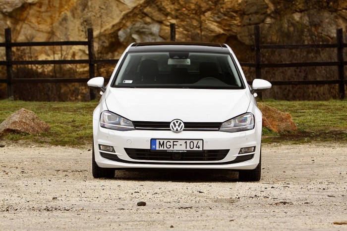 Kicsit agresszív, széles és szögletes szemből a hetes Golf