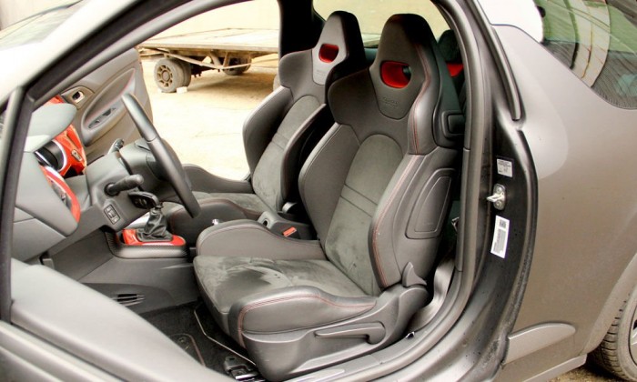 Puha a párnázás, nem igazi sportülés