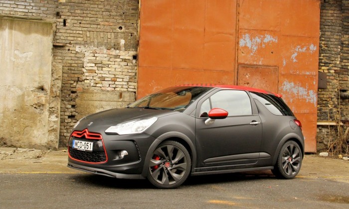 A sima DS3 Racing narancs elemei pirosak az S. Loeb változaton