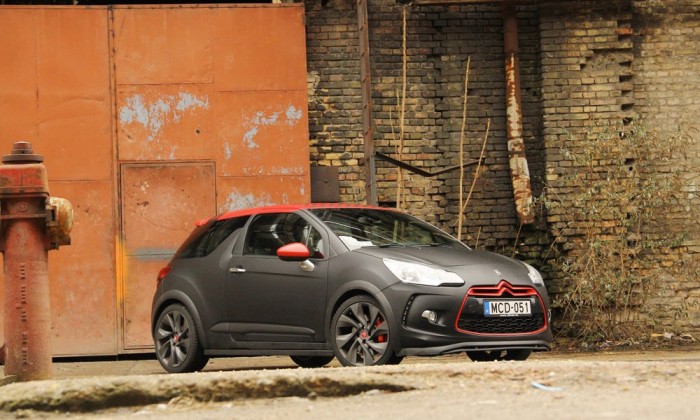 Jól mutat, de kényes a matt fekete fényezés