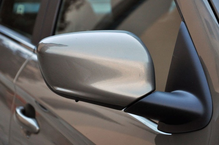 Színre fújt, elektromosan állítható és fűthető külső tükrök. 