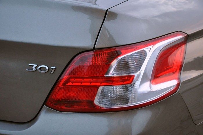 A külső szépségtapasz, a hátsó lámpába forduló karosszériaív 