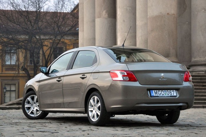 Olcsó autó hárommillióért? 1 Sokat segít a formán, hogy nem egy meglévő kisautót puttonyosítottak, a 208 Sedan valószínűleg bűntett lenne a közízlés ellen