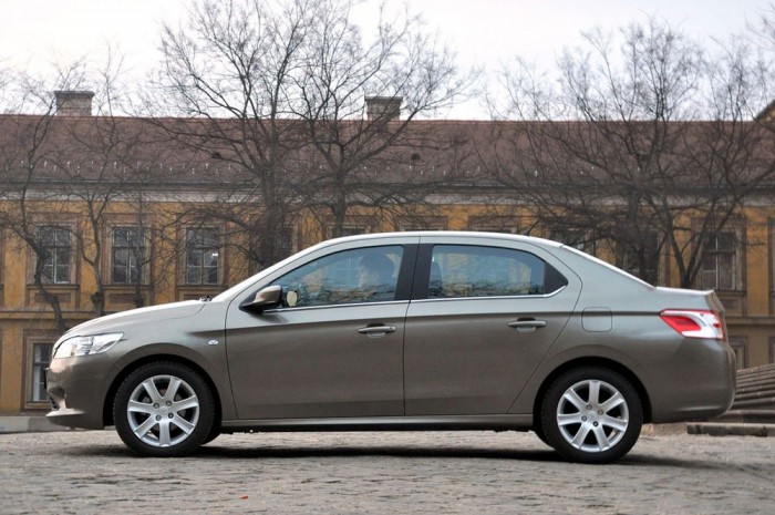 Magasan ül az autó, ahová tervezték ott rég nincs szükség utakra. Csak ösvényekre