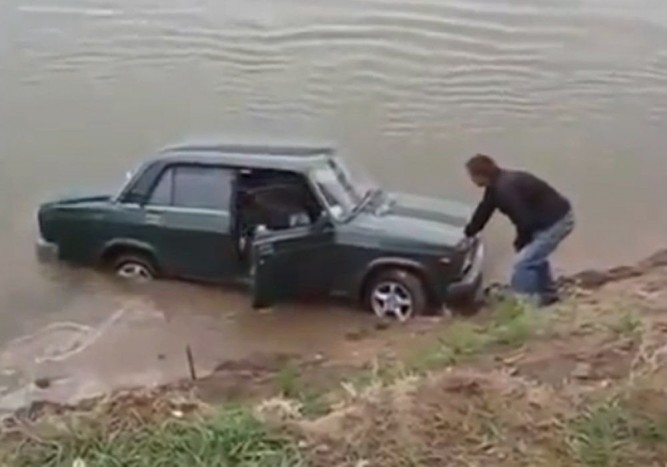 Tóba csúszott az idióta Ladás