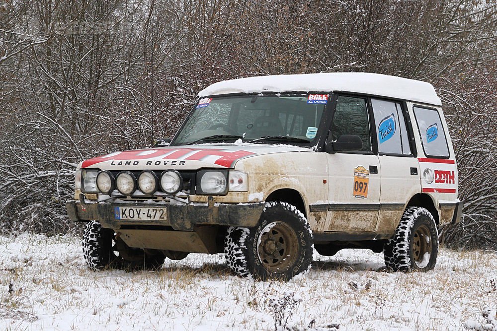 Ha Afrika és autó, akkor egyértelműen egy lehajtott szélvédőjű, ne adj' Isten zebramintás öreg Land Rover jut legtöbbünknek az eszébe. Most mégis egy modernebb külsejű, kényelmesebb Discoveryt mutatunk be.