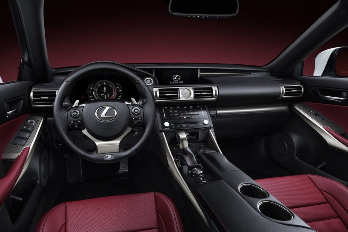 Letisztult, játékosságot nélkülöző belső. Az F-Sport kivitel speciális üléseket is kap.