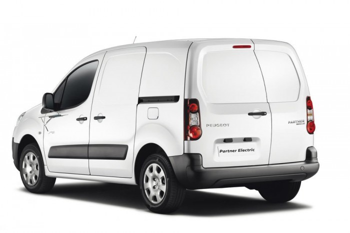 Az egyik töltőnyílás a hagyományos helyen, a másik a jobb első doblemezen kapott helyet.