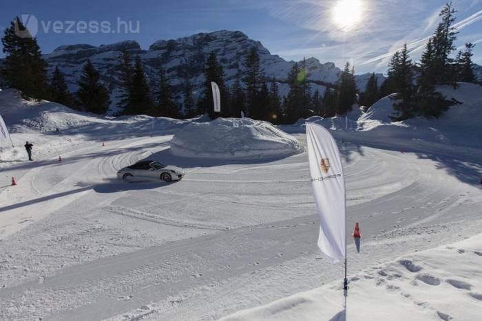 Körforgalom ez is, de itt kilinccsel előre kell menni