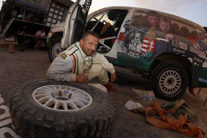 Sainz kiesett, Szalay alig bírt a kormánnyal 9