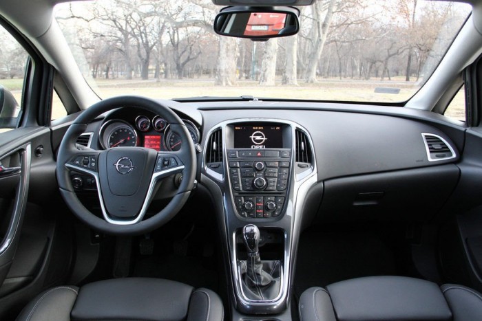 Csak a körműszerek fölötti műanyag lap kopog. Meg az ablakemelő nyikorog - elöl