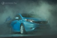 Októberben a hónap fő modellbevezetése a Nissan Note-é. Az új generáció a Honda Jazzre emlékeztet, 1,2 literes benzines motorjait, köztük a kompresszorost is, a Micrától veszi át