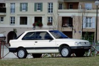 Az 1985-ben bemutatott első 309 nem is volt túl sikeres, mert eredetileg a Talbot Horizon utódja lett volna, csak a csődbe ment Talbot-t lenyelte a Peugeot és a készre fejlesztett autót saját nevén kezdte árulni. Ugyanígy lett a DAF 77-ből Volvo 343 vagy az NSU K70-ből Volkswagen K70