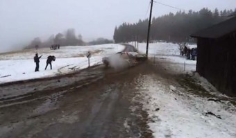 Telefonpóznát tört ketté a raliautó