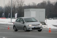 A régi Auris bumfordi, szűk, esetlen az újhoz képest. Viszont a dízel váltómechanikája sokkal precízebb szerkezet