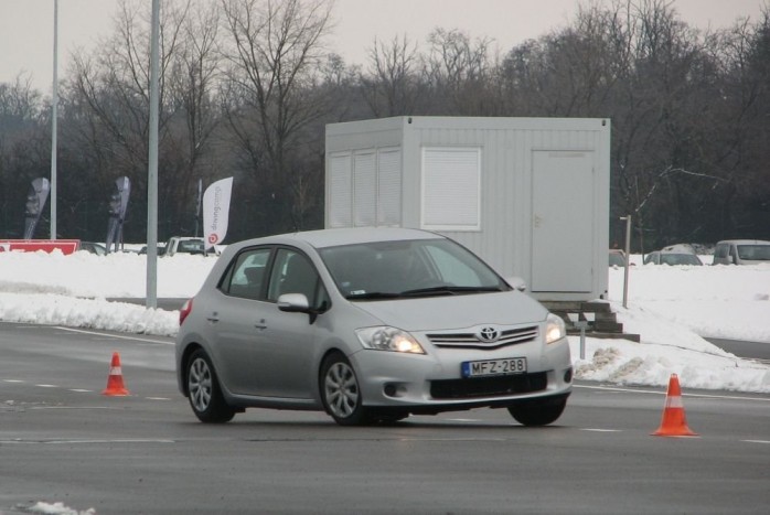 Toyota Auris: Gyors jégtánc magyar földön 1 A régi Auris bumfordi, szűk, esetlen az újhoz képest. Viszont a dízel váltómechanikája sokkal precízebb szerkezet