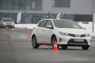 Szép, izgalmas autó, jellegzetes japán stílusjegyekkel. A Honda Civicnél is sportosabb és menőbb, pedig ezt fordítva szoktuk meg