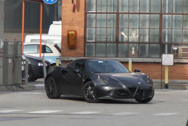 Év végéig még nagyon sokat kell aludnunk, de megéri vágni a centit, mert az utolsó negyedévben megcsodálhatjuk az Alfa Romeo középmotoros sportautóját. A 4C hátul hajt, könnyű, szívdöglesztő, erős és reményeink szerint mindaz meglesz benne, amitől az Alfa dicsfénye még mindig pislákol, pedig a FIAT jó ideje nem tud mit kezdeni az idén 103 éves márkával