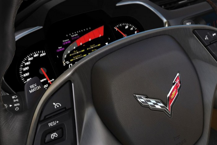 8 colos monitor a fordulatszám- és sebességmérő között. 