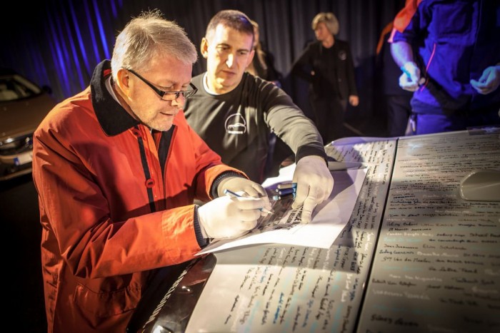 Ötmillió Volvo Gentben 5 | Vezess A karosszéria teljes felületét beborítják a nevek.