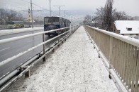 A Margit-szigettől Buda-felé nehezen járható a járda. Lassan, és nagyon óvatosan lehet csak tekerni