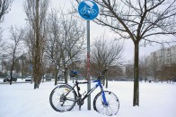 Újabb arasznyi hóval borított bringaút. Bringanyommal többel, biciklissel csupán kettővel találkoztam ma reggel