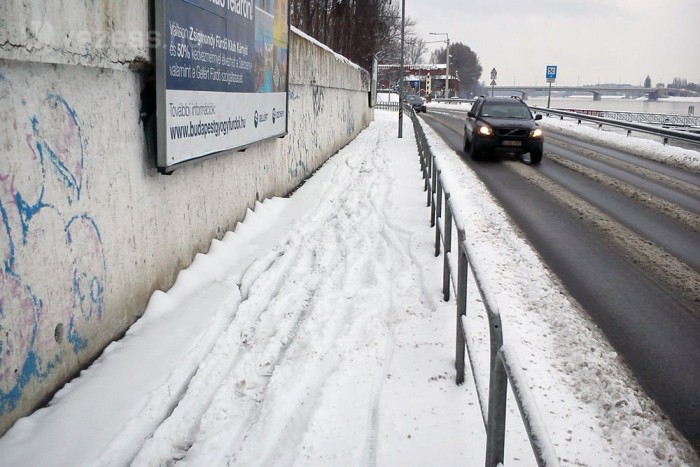 Hóban bringával. Gyorsabb? 9 Ez már rémes, szinte reménytelen haladni rajta. Az első olyan szakasz, ahol majdnem elestem. Utána meg elindulni nem tudtam, ez a legutálatosabb rész.