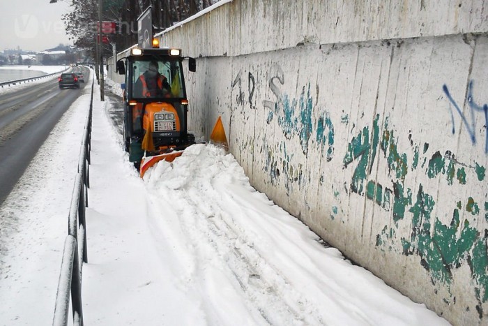 Hóban bringával. Gyorsabb? 10 És igeeen, megjött a felmentősereg. Még száz métert sem kellett tolni a bringát, és szembejött egy hókotró.