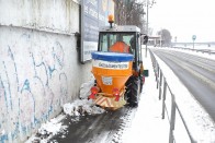 A hókotró után tiszta az út, rendes tempóban lehetett haladni a Szépvölgyi útig. Onnan még felfelé volt kalandosabb az út. A céges bringatárolóban összesen három havas bicikli állt ma. Az egész Sanomában ennyi bolond van.