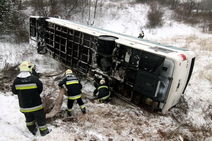 Jól vannak a buszbaleset sérültjei 3 | Vezess A Credo EC12-őt még hétfőn nem tudták kihúzni az árokból a mostoha időjárási körülmények miatt