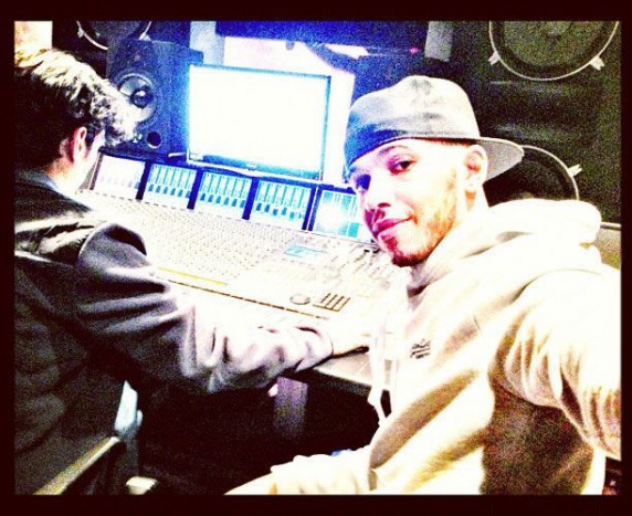 Hamilton megint zenélget