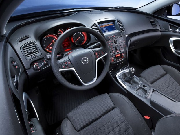 Insignia kombi vagy Dacia Lodgy? 4 Az Opel megújulásának első fejezetét az Insignia adta. Tetszetős, új formanyelv, minőségi megjelenés jellemzi, de a helykínálat mind az utas, mind a csomagtérben elmarad az elvárttól