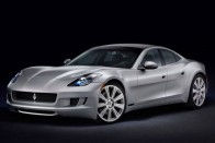 A Fisker Karma lenyűgöző idomai, klasszikus V8-as röfögéssel: az elképzelhetetlent valósította meg az autóipar élő legendája, amikor Corvette-motort plántált a villanyautóba.