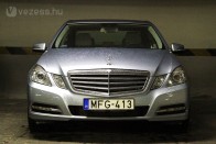 Hibrid Mercedes  garázsban. Ránézésre pont ugyanúgy néz ki, mint a villanymotor nélküli társai.