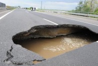 Nyakó István szocialista képviselő szerint életveszélyes kátyúk tarkítják az M3-ast. Az autópálya-kezelő szerint nem életveszélyesek, és már javítják az úthibákat.